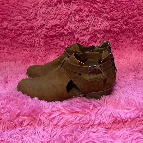Indigo Rd. tan pointed toe cross buckle strap zip closure booties size 9 - Picture 3 of 9